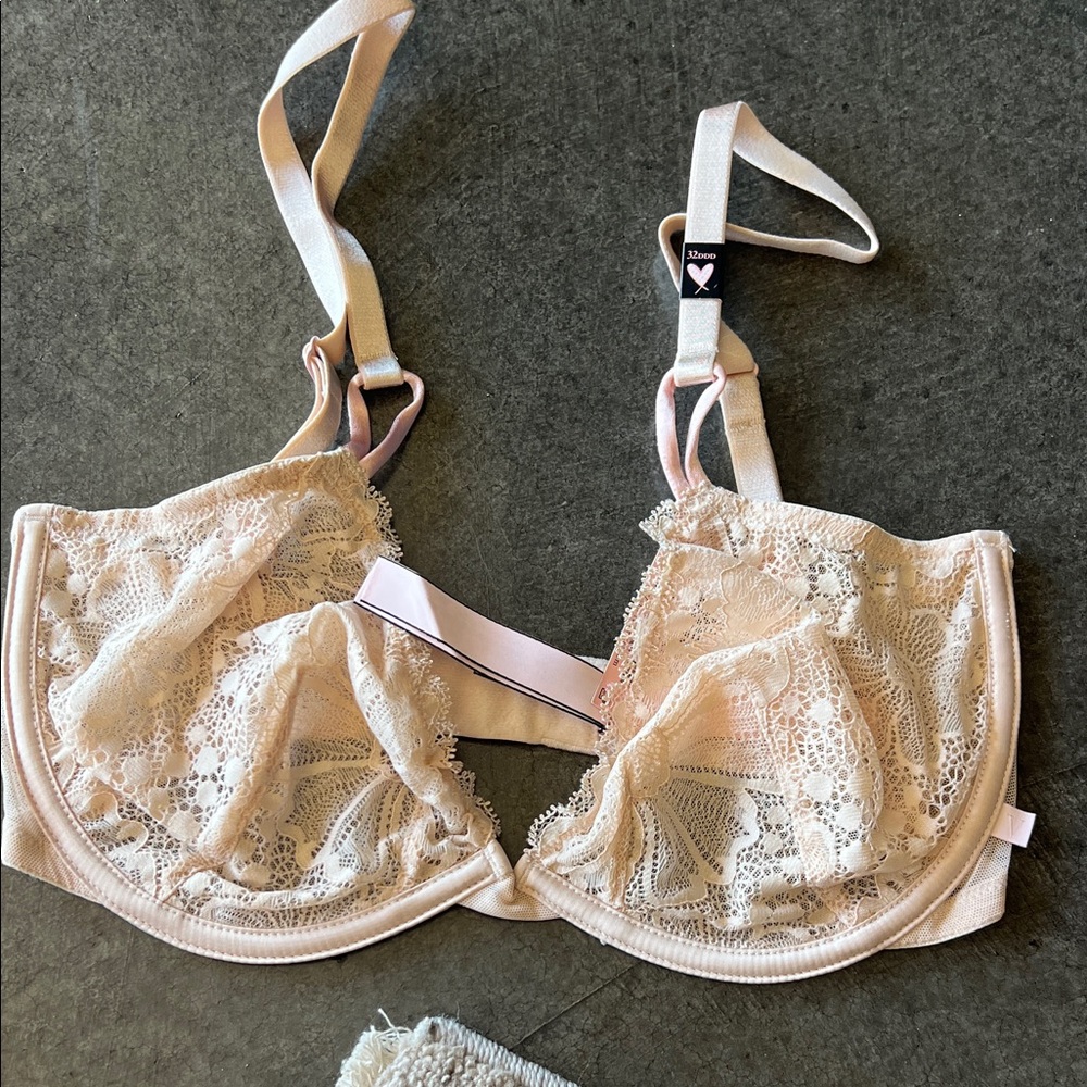 NWT Victoria’s secret Lace Underwire Bra in Cream. 32DDD